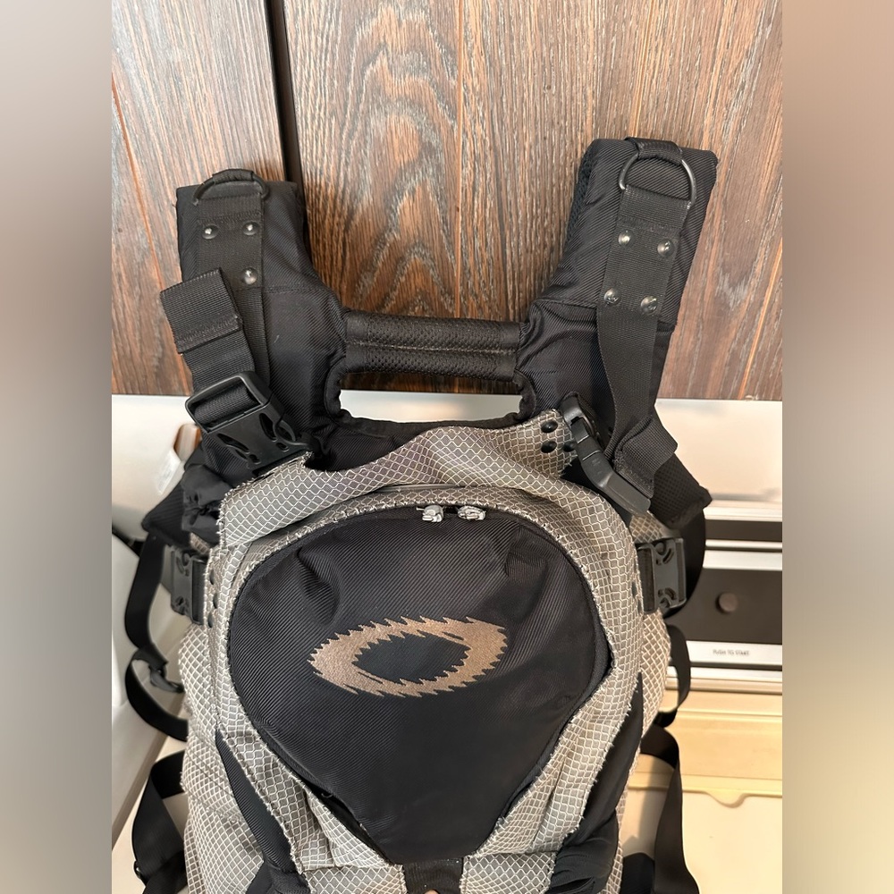 Oakley Back pack - Picture 3 of 16